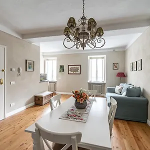 https://apt-modern-in-the-heart-of-lucca.it-tuscanyhotel.com